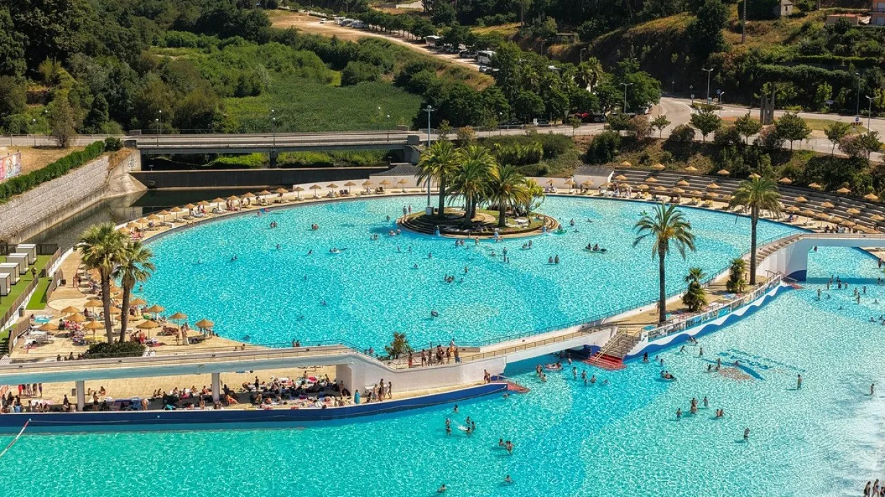 Nadar nos dias de chuva e o ano todo? Na maior piscina de ondas da Europa