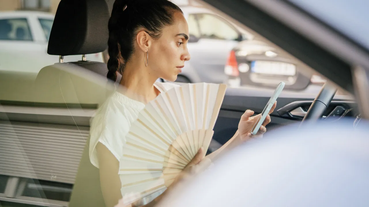 Telemóvel demasiado quente no carro? Eis as 7 formas de o evitar