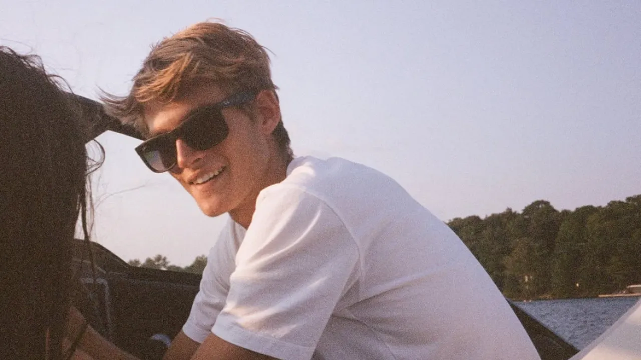Ex-namorada de Presley Gerber presta emotiva homenagem. "Amo-te"