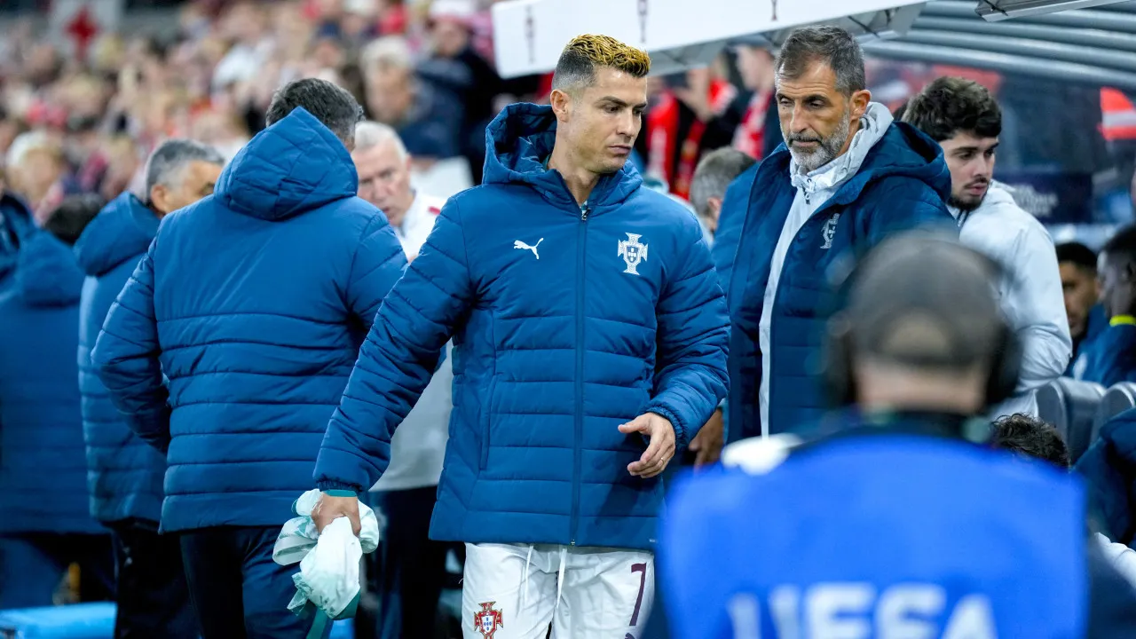 Sem minutos 18 anos depois e direto ao balneário. A invulgar noite de CR7