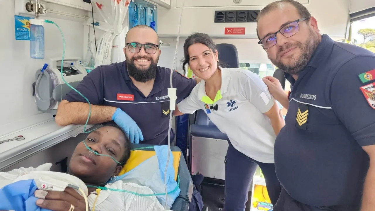 Mulher dá à luz em ambulância dos bombeiros. Mãe e filha "corajosas"