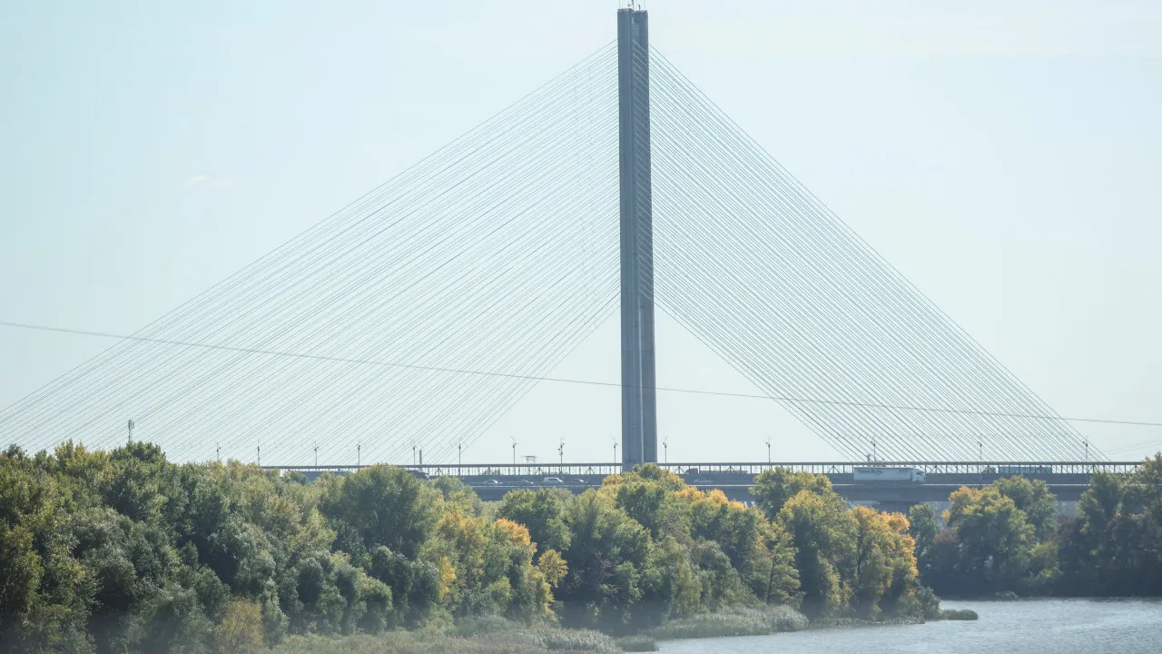 Ataque russo a Kyiv mata uma pessoa e encerra ponte sobre o rio Dniepre