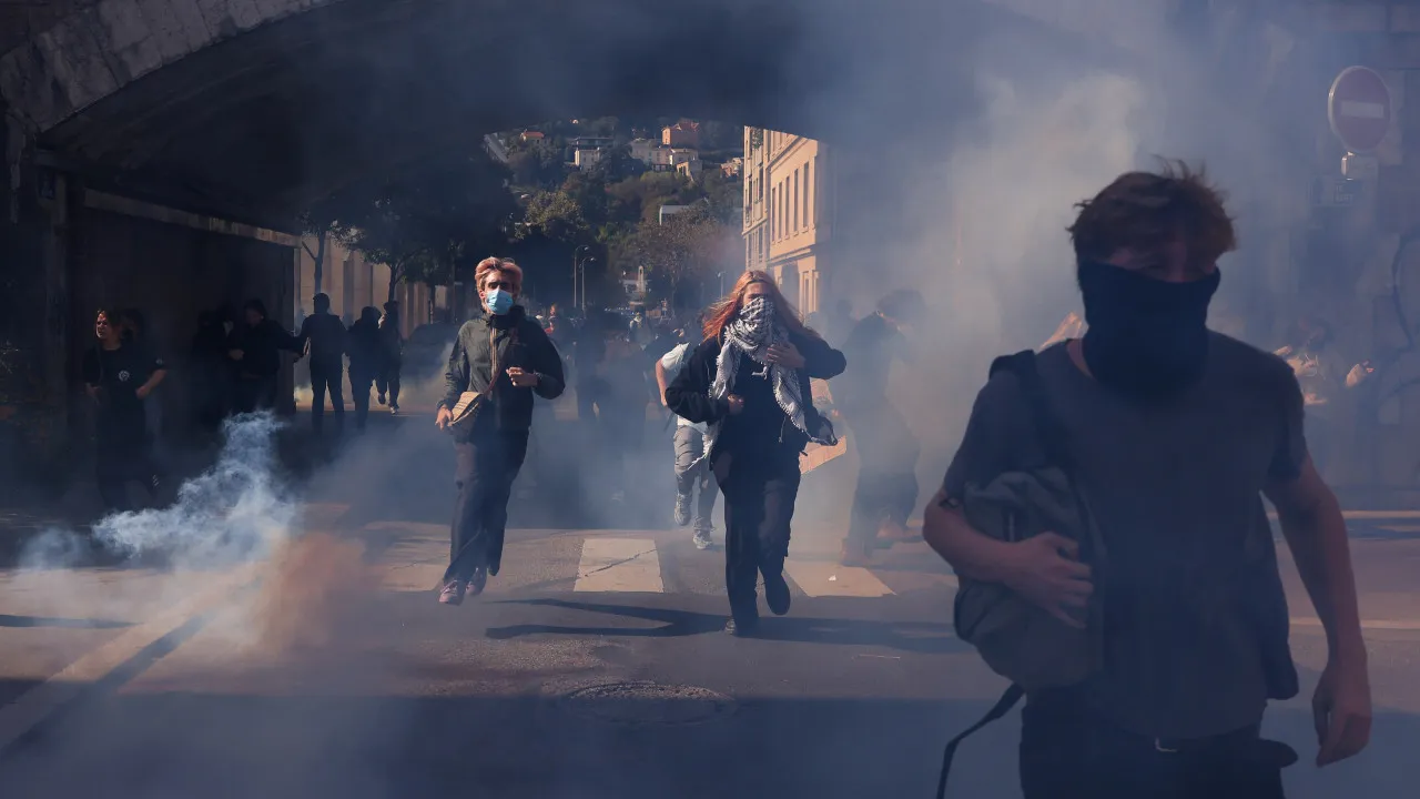 Gás lacrimogénio e fogo nas ruas: Protestos estudantis escalam em França