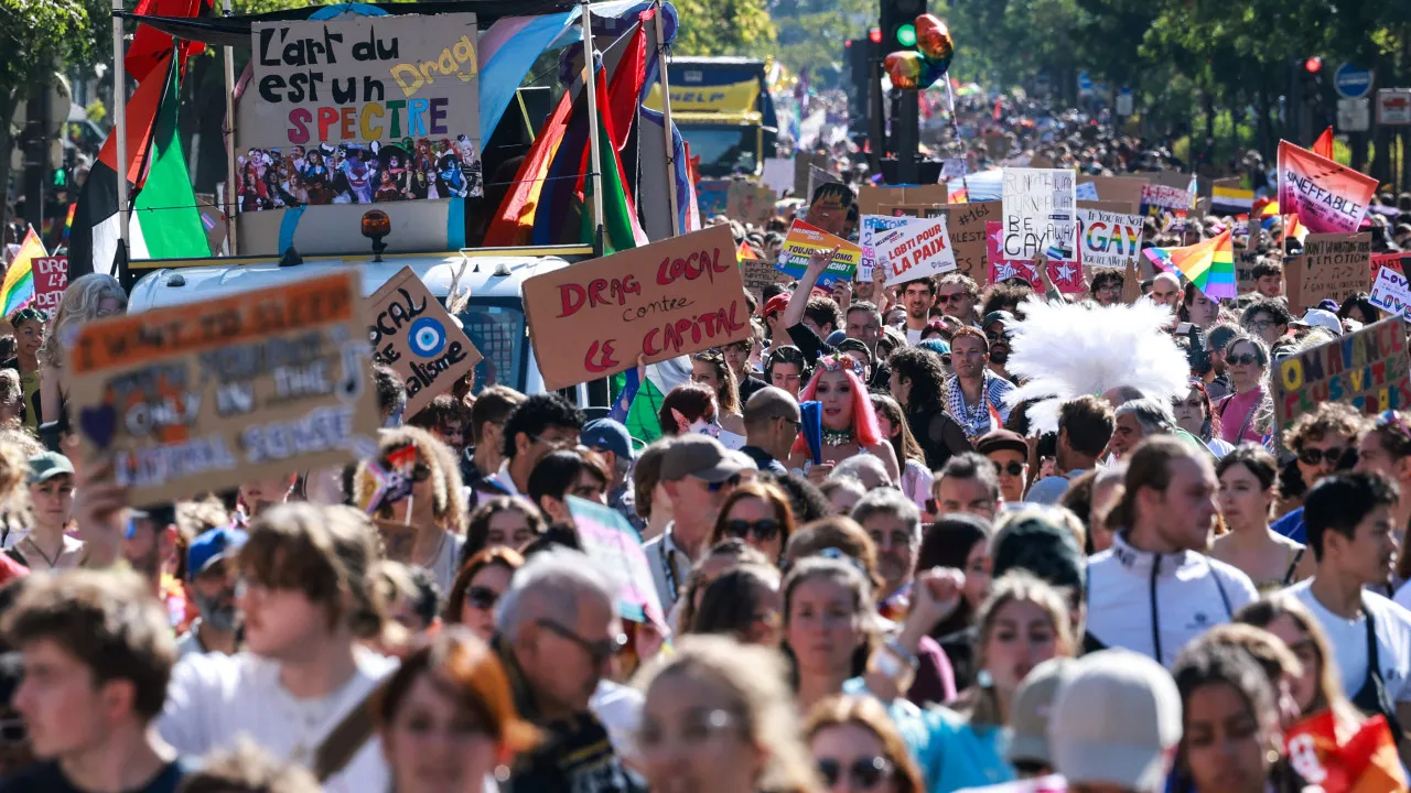 Orgulho LGBT+ junta milhares em Paris preocupados com extrema-direita