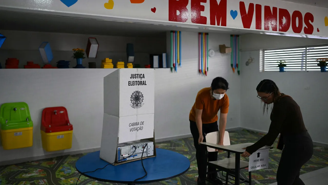 Abertas mesas de voto para decidir futuro do Brasil