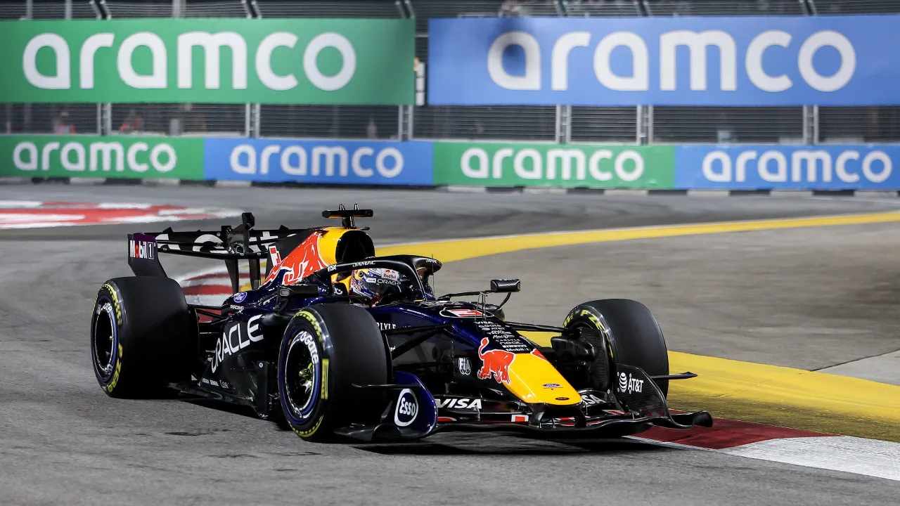 Verstappen vence sprint em Singapura com colisão entre McLaren