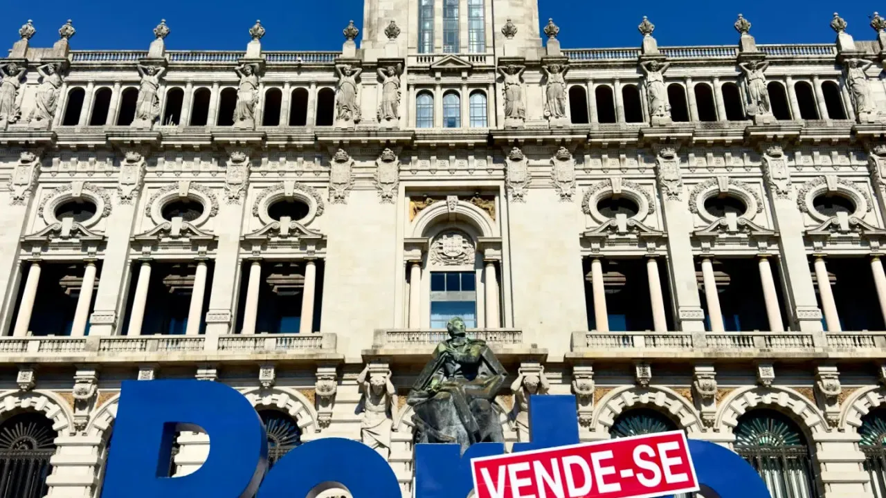 As imagens do cartaz que coloca o Porto "à venda" (e dezenas reúnem-se)