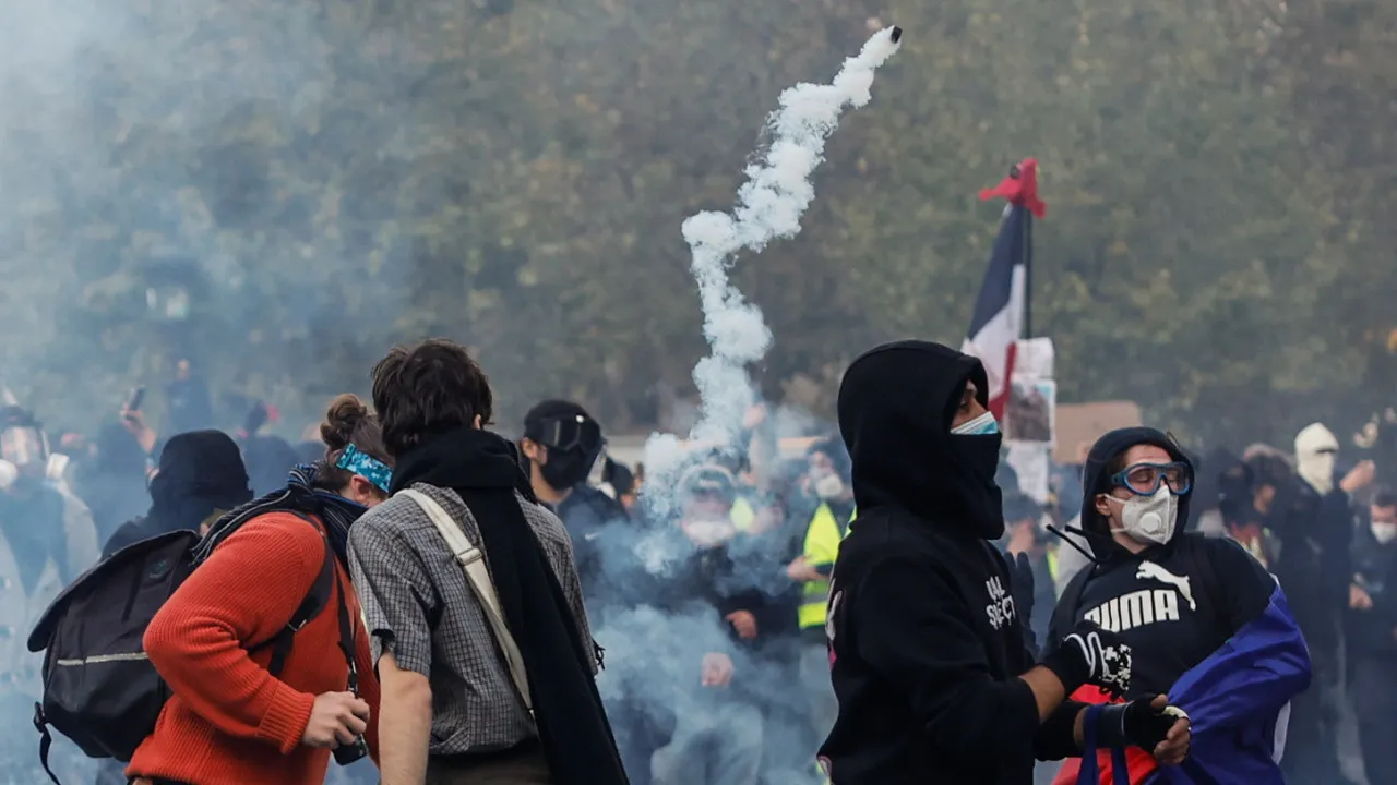 Cinco pessoas em estado crítico em Paris durante protestos em França
