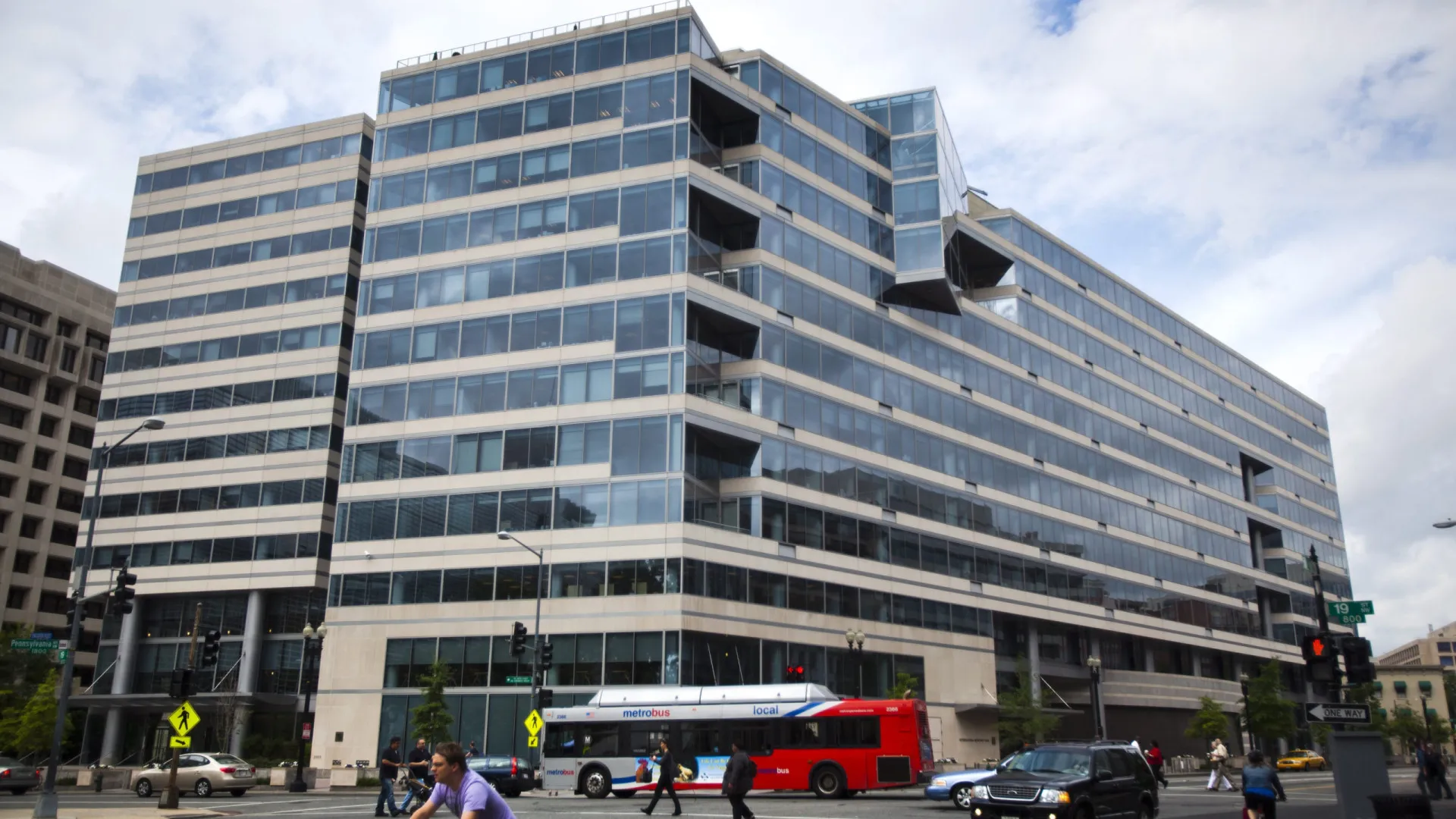 FMI contra Moçambique desviar verbas de empresas lucrativas para a LAM