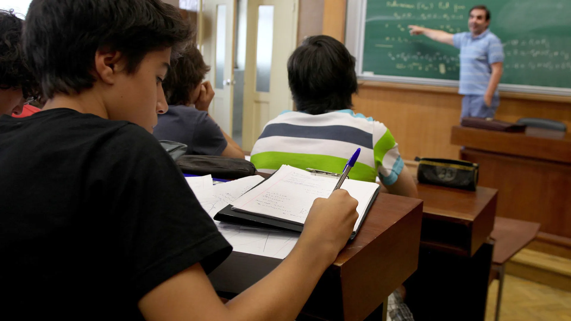 
                    Escolas têm 