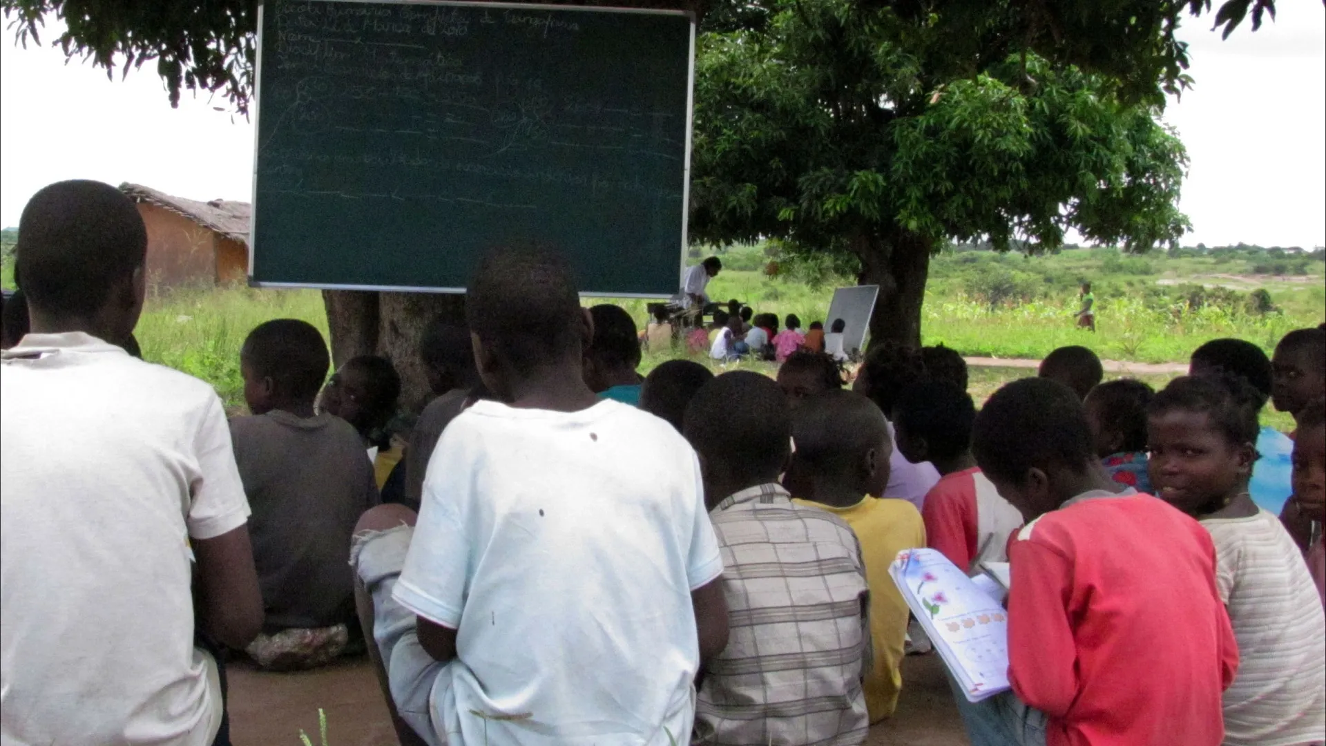 
                    Moçambique avalia ajuste para evitar alunos a estudar debaixo das árvores
                
