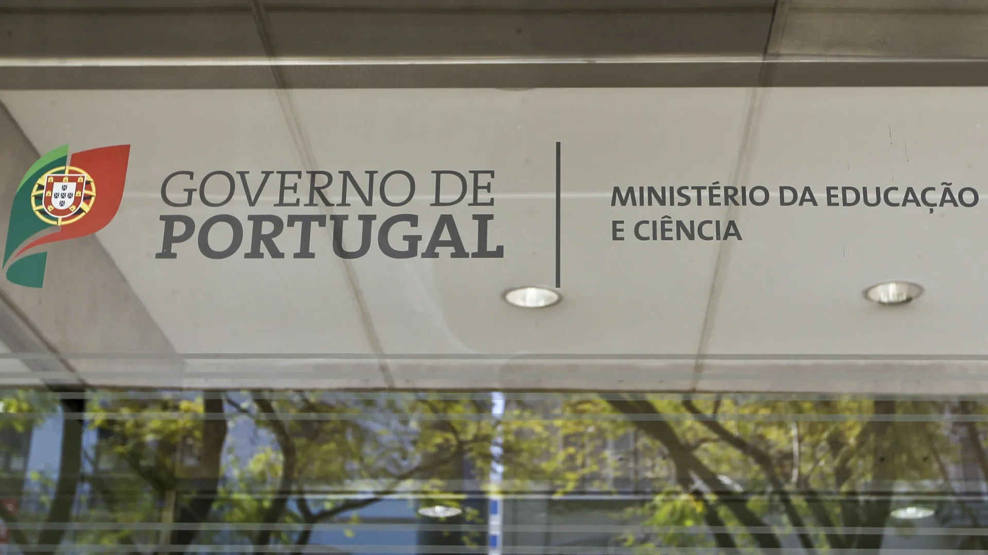 
                    Alunos de doutoramento pedem pagamento de bolsas. 