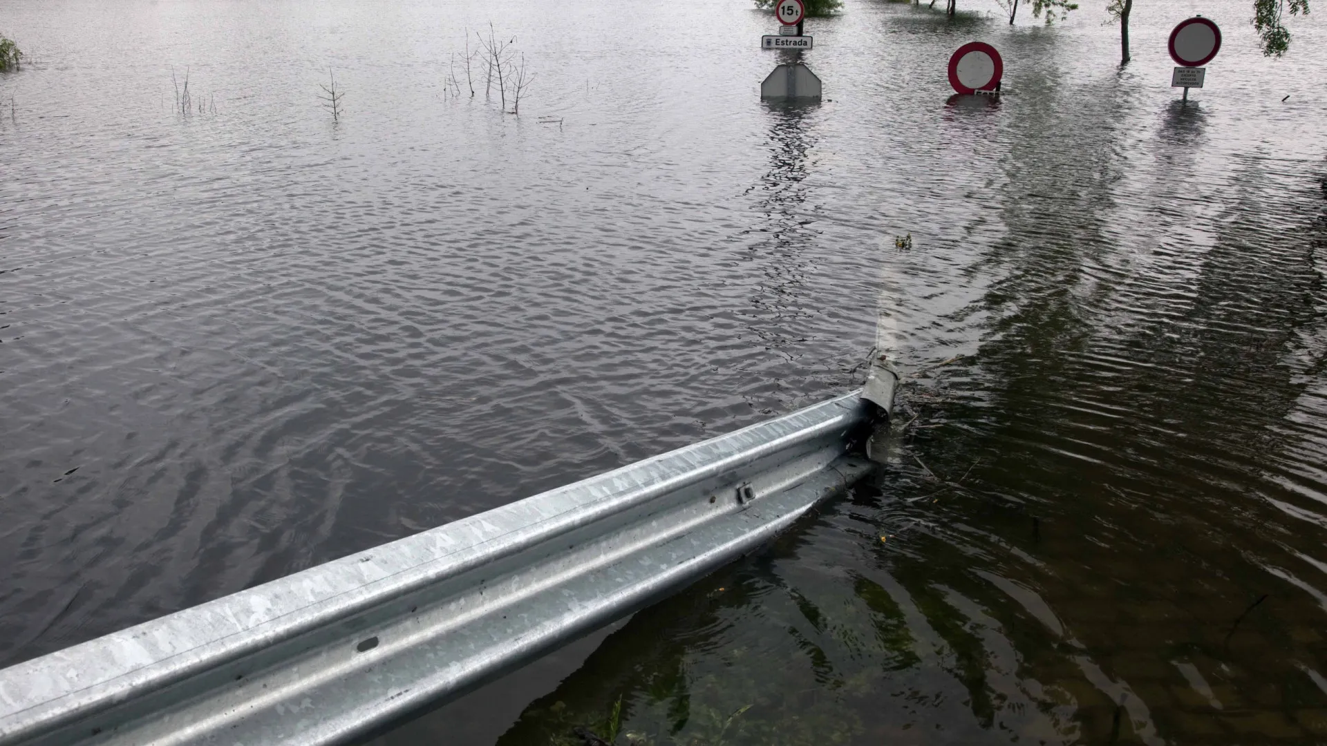 
                    Dezenas de ocorrências no Médio Tejo e rios sob vigilância apertada
                