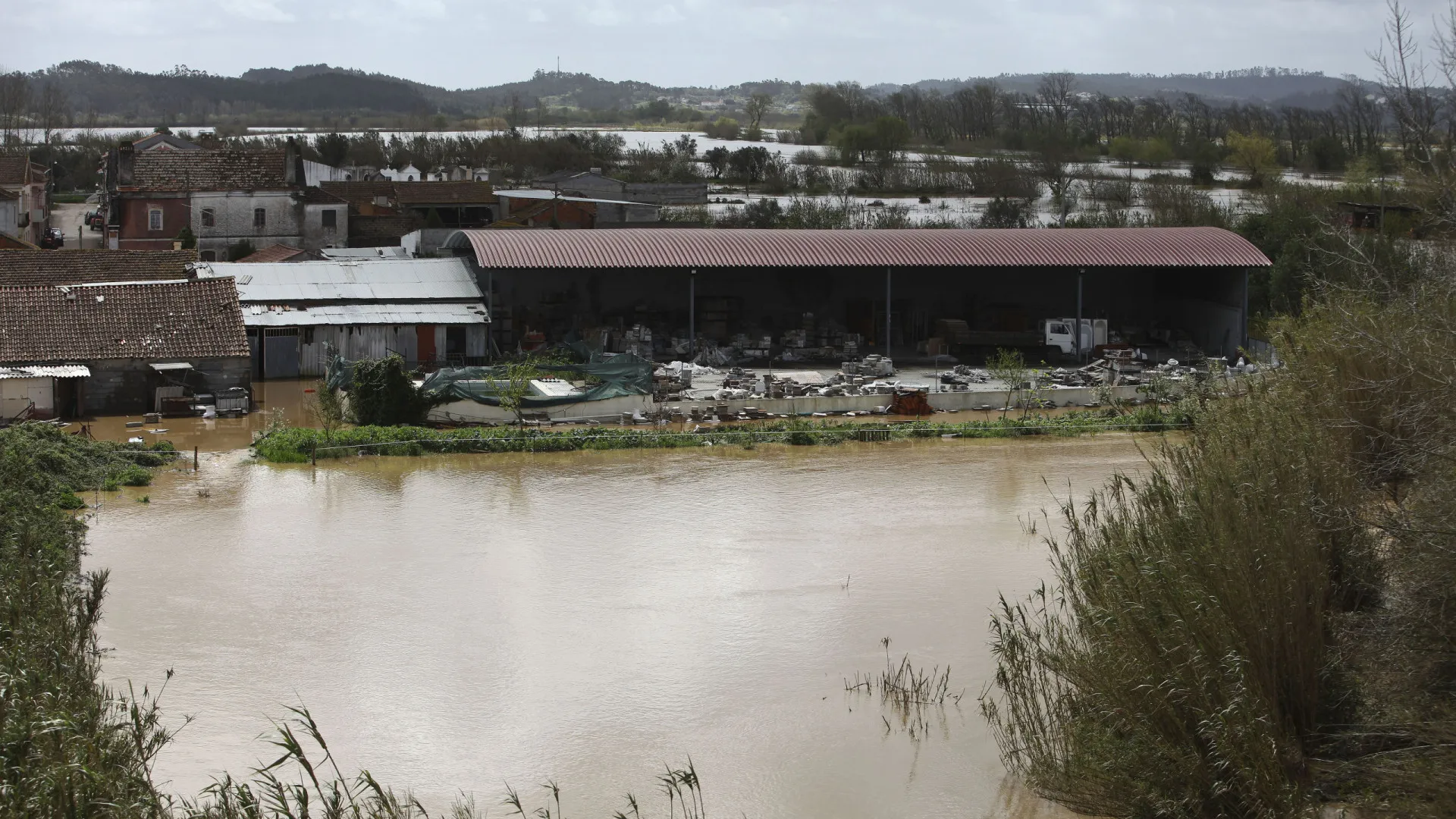 
                    Dique no rio Arunca em Vila Nova de Anços, em Soure, está a ser reforçado
                