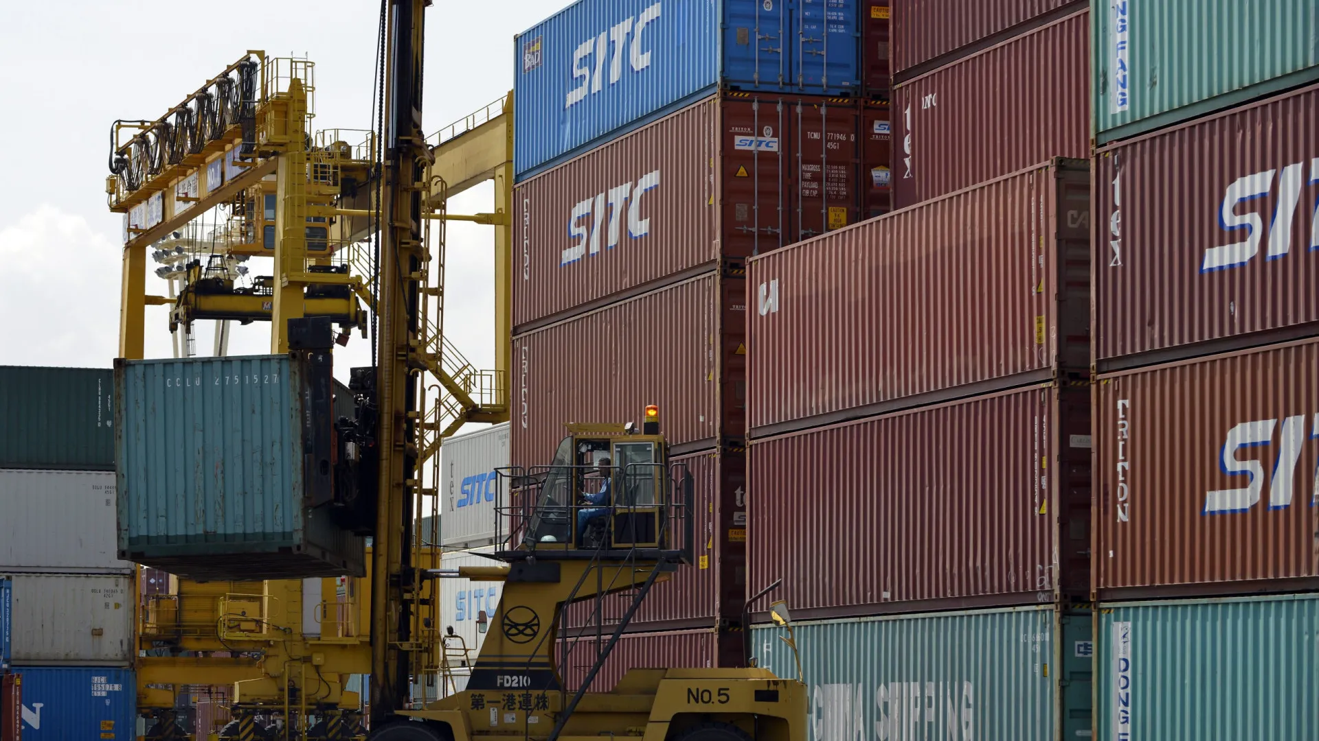 
                    Excedente comercial de bens UE/EUA cresce em 2025 (mas a ritmo menor)
                