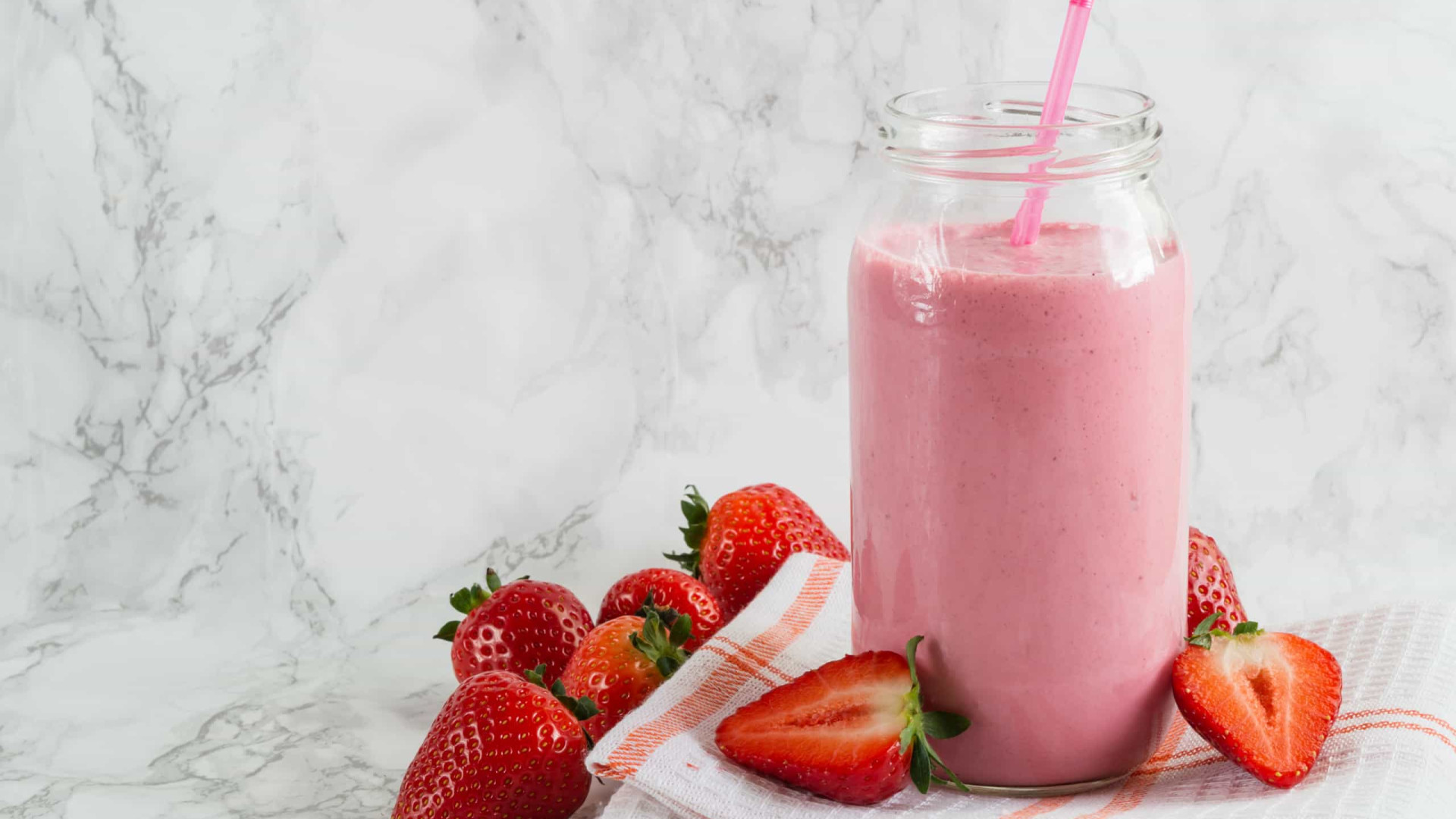 O batido rosa que acaba com a vontade de comer doces e rejuvenesce a pele