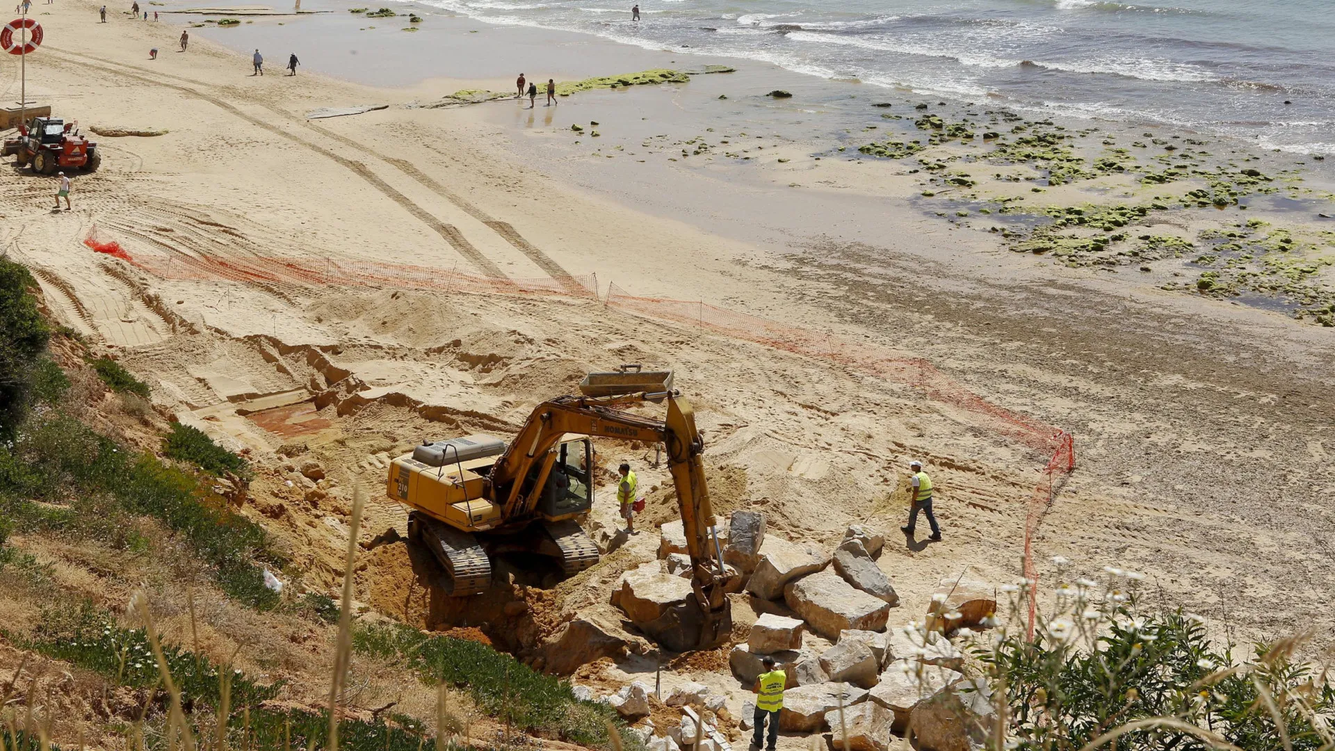 
                    Algarve com 35 praias afetadas por instabilidade em arribas e recuo do areal
                