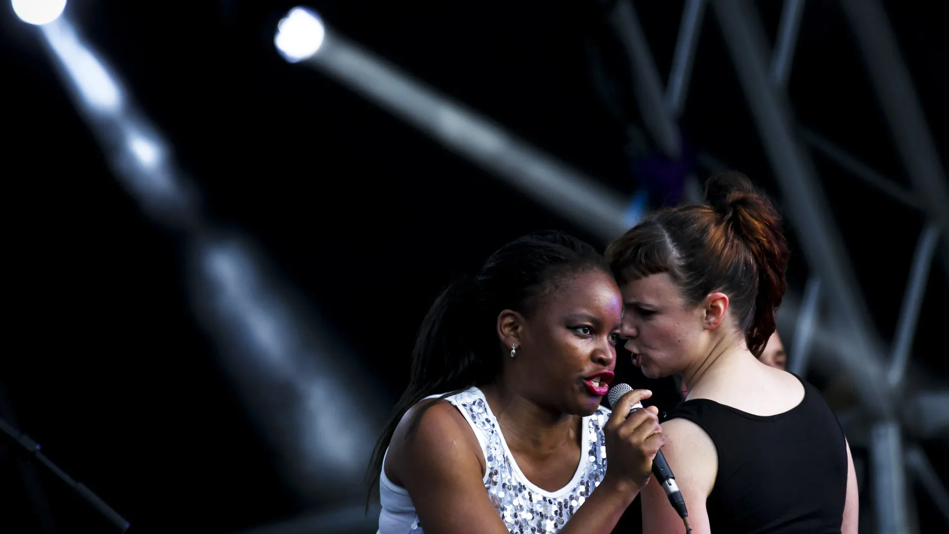 
                    Cantora e ativista Selma Uamusse dá voz a áudio-livro de Mia Couto
                