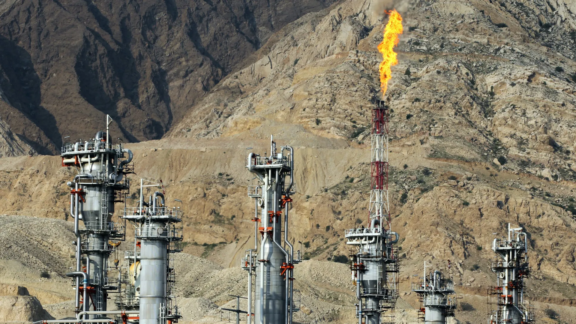 
                    Qatar reporta mais ataques iranianos com mísseis a instalações de gás natural
                