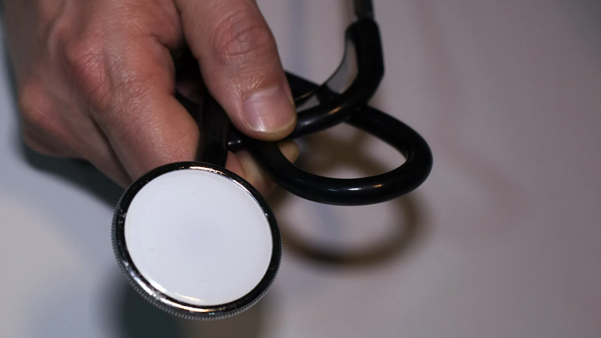 
                    Milhares de médicos com carreira bloqueada devido a impasse nos concursos
                