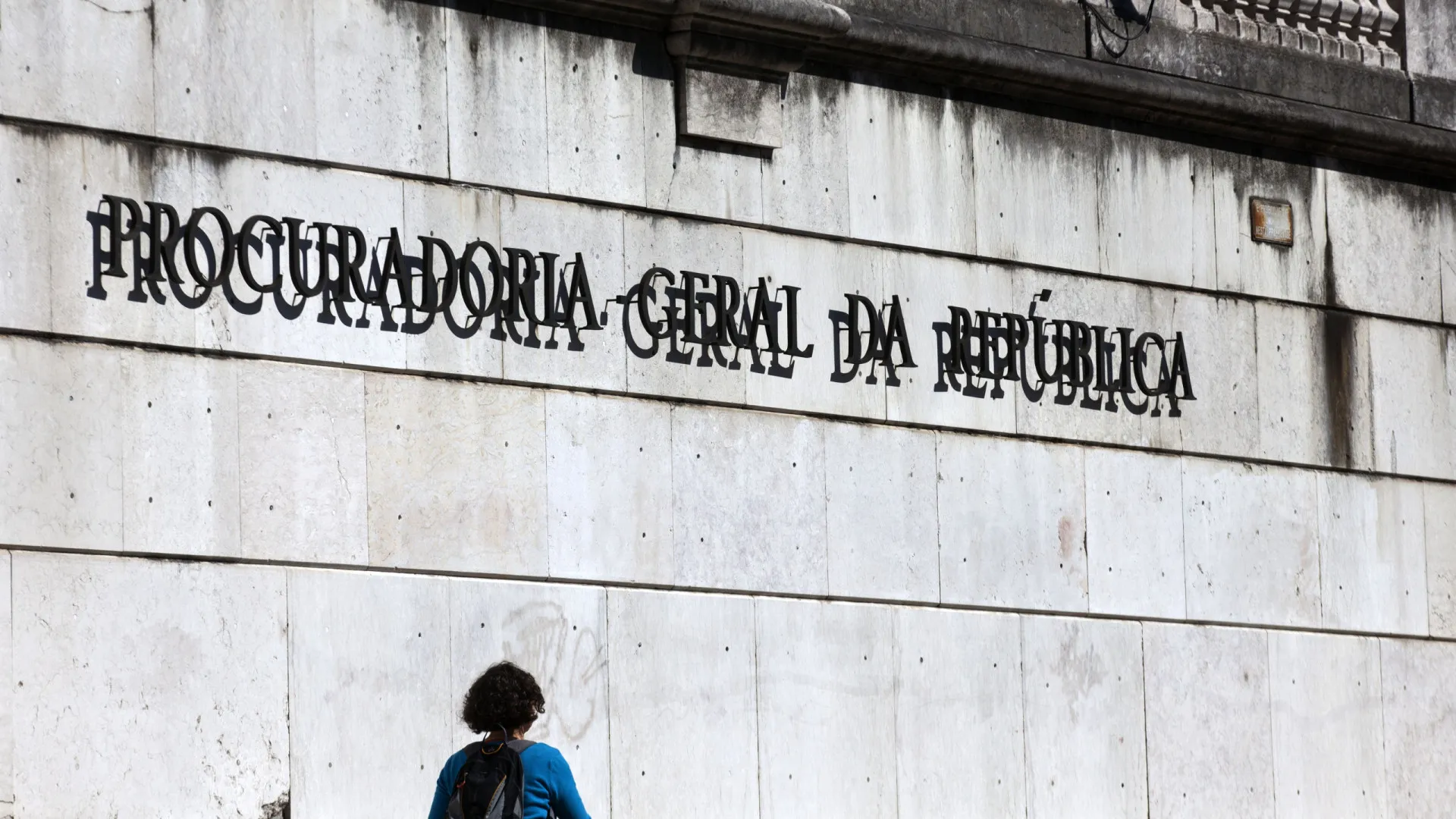 
                    MP acusa 9 em caso de corrupção de funcionários e políticos do Congo
                