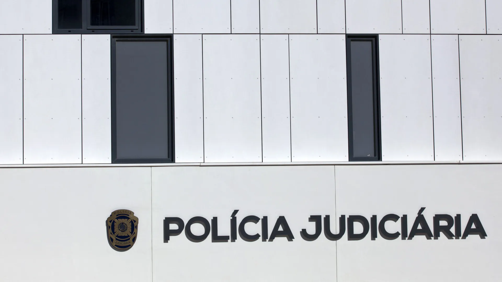 
                    Professor detido suspeito de abuso de criança proibido de exercer funções
                