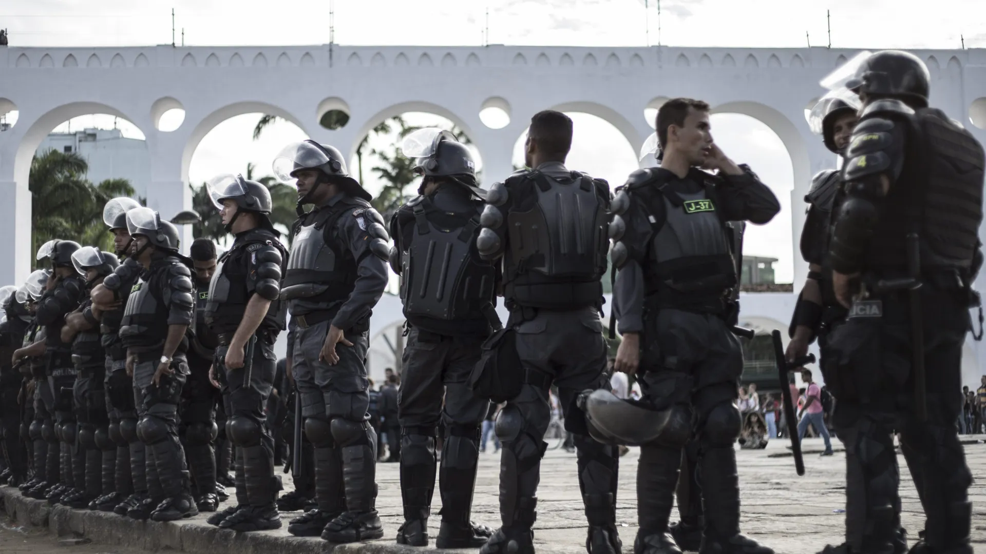 
                    Oito mortos em confronto com a polícia durante operação no Brasil
                