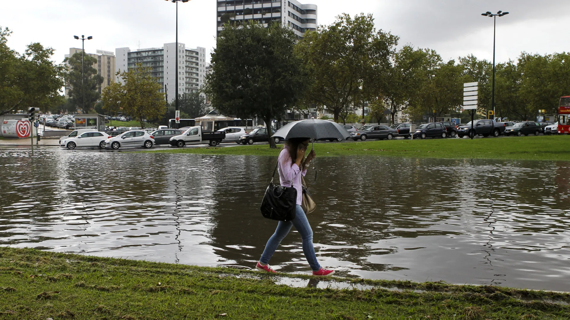 
                    Registadas mais de mil ocorrências desde 3.ª-feira (maioria inundações)
                
