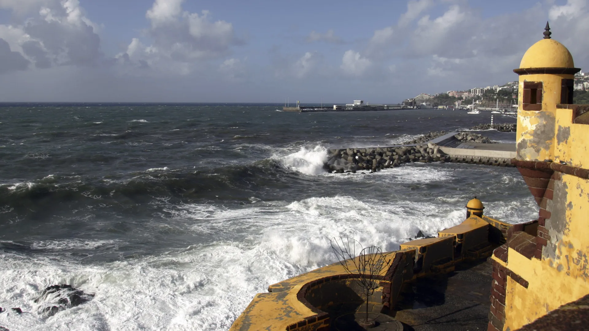 
                    Aviso de agitação marítima para a Madeira foi prolongado até quinta-feira
                