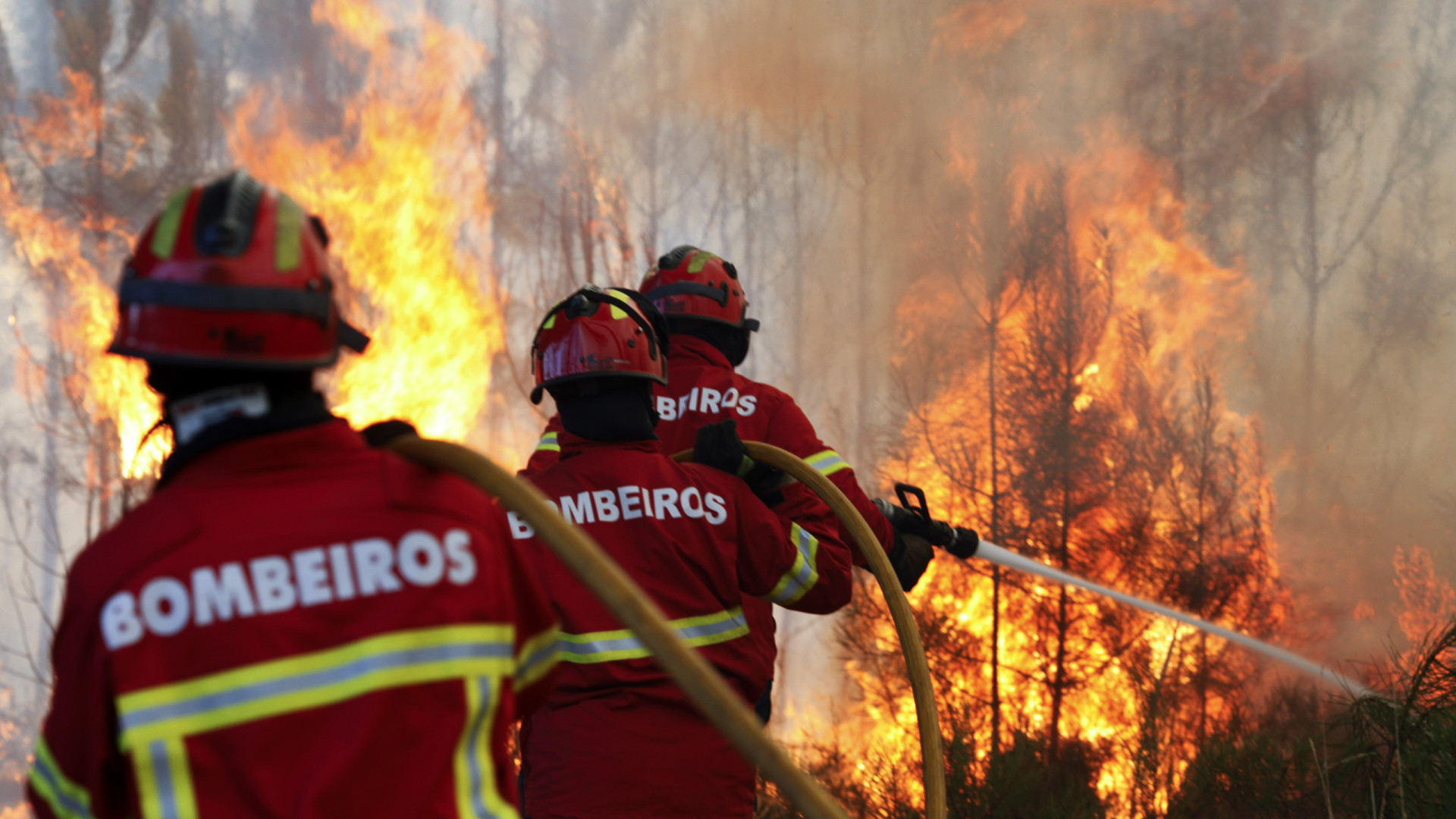 Dispositivo de combate a fogos reforçado hoje, mas faltam helicópteros