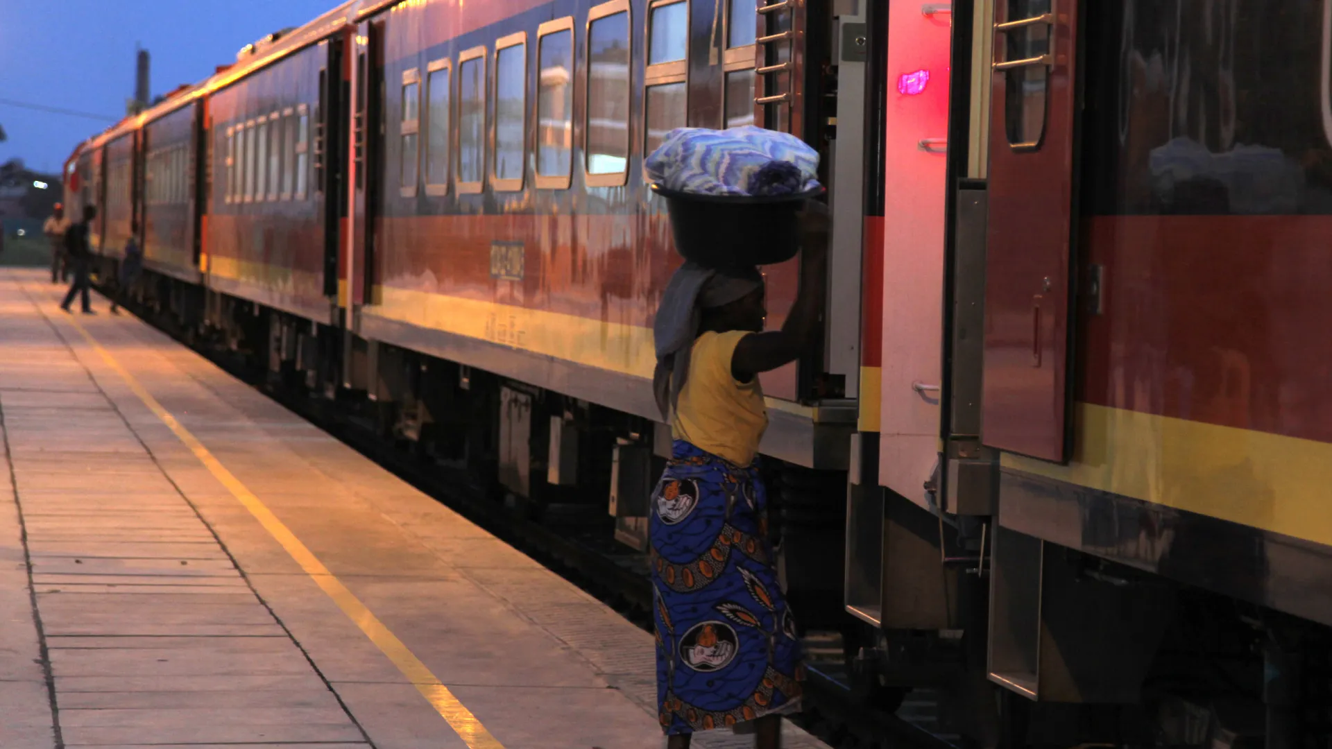 
                    Angola lançou concurso para gestão por 30 anos de linha férrea no Namibe
                