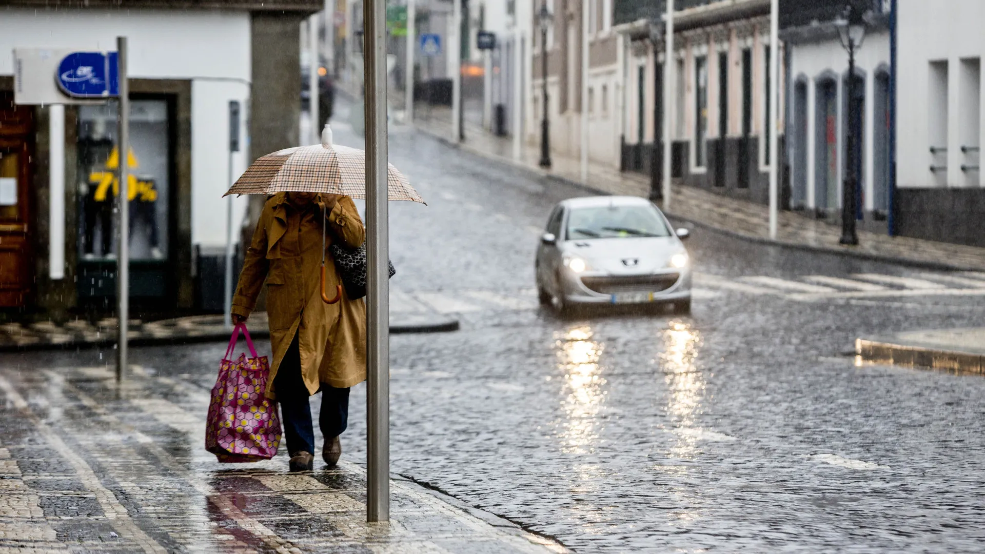 
                    Chuva forte coloca grupos Ocidental e Central dos Açores a 'amarelo'
                