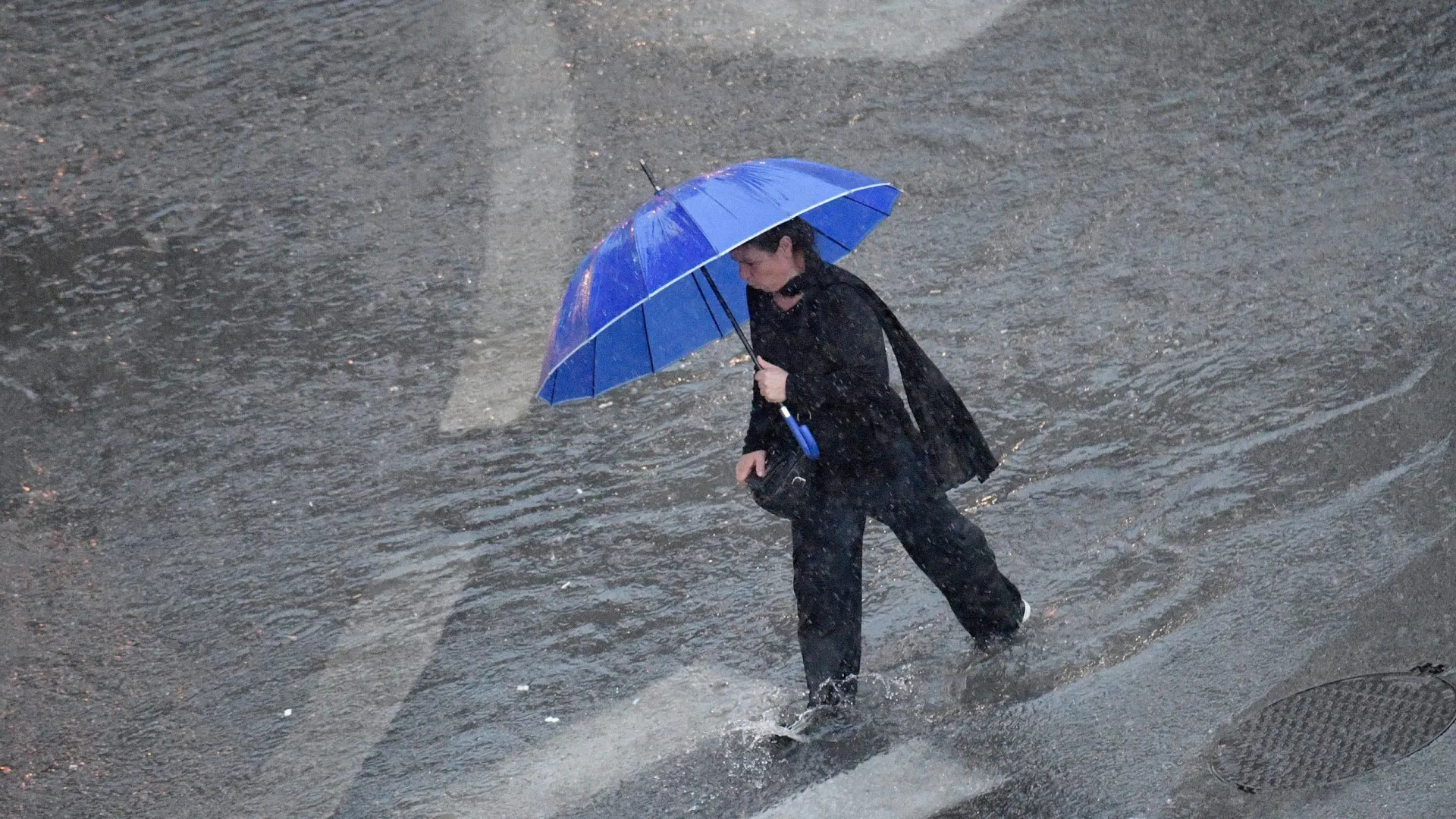 
                    Mau tempo previsto para 2.ª-feira deixa 14 distritos sob aviso laranja
                