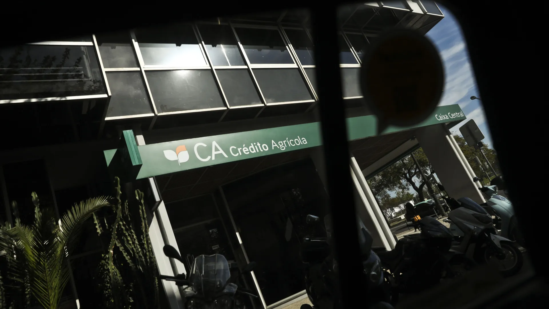 
                    Lucro do Crédito Agrícola cai 30% para 241,6 milhões de euros
                