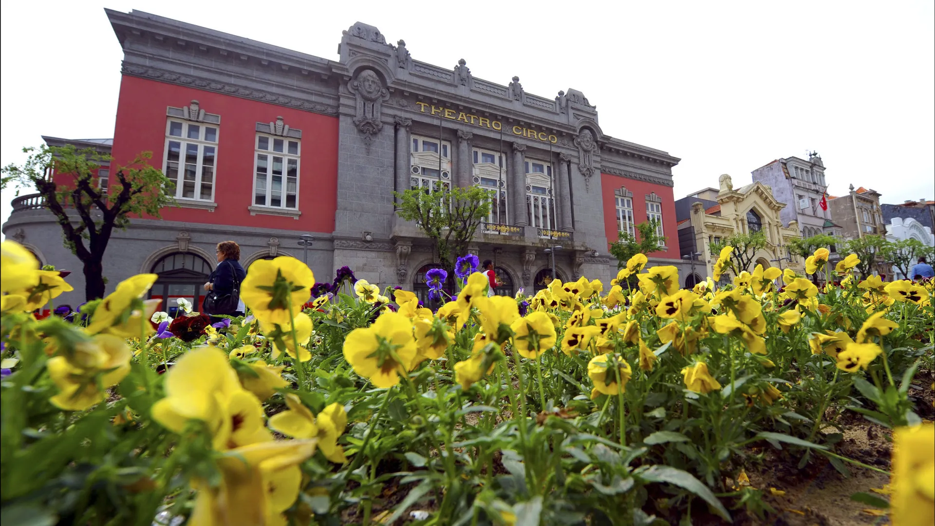 
                    A Garota Não, Yerai Cortés, Luca Argel e Nina Laisné no Theatro Circo
                