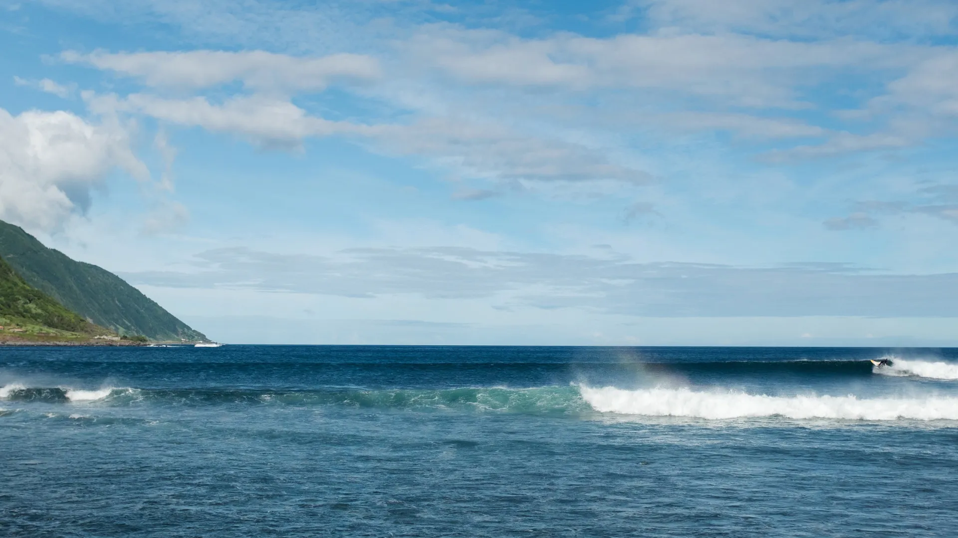 
                    Levadas para Cabo Verde três pessoas resgatadas em naufrágio de veleiro
                