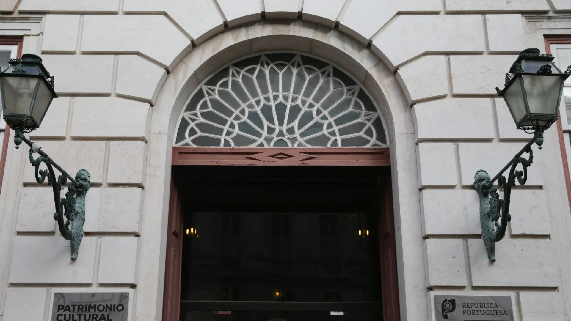 
                    Mais de 200 artistas pedem adiamento de prazo de submissão a apoios
                