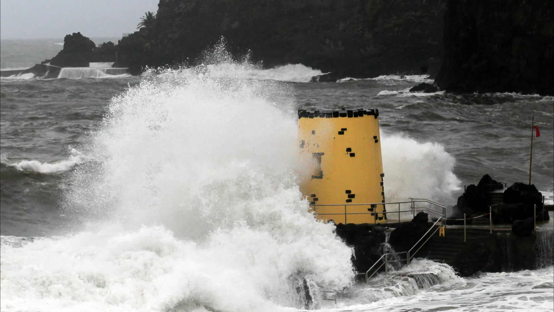 
                    Capitania do Funchal polonga aviso de agitação marítima até sábado
                
