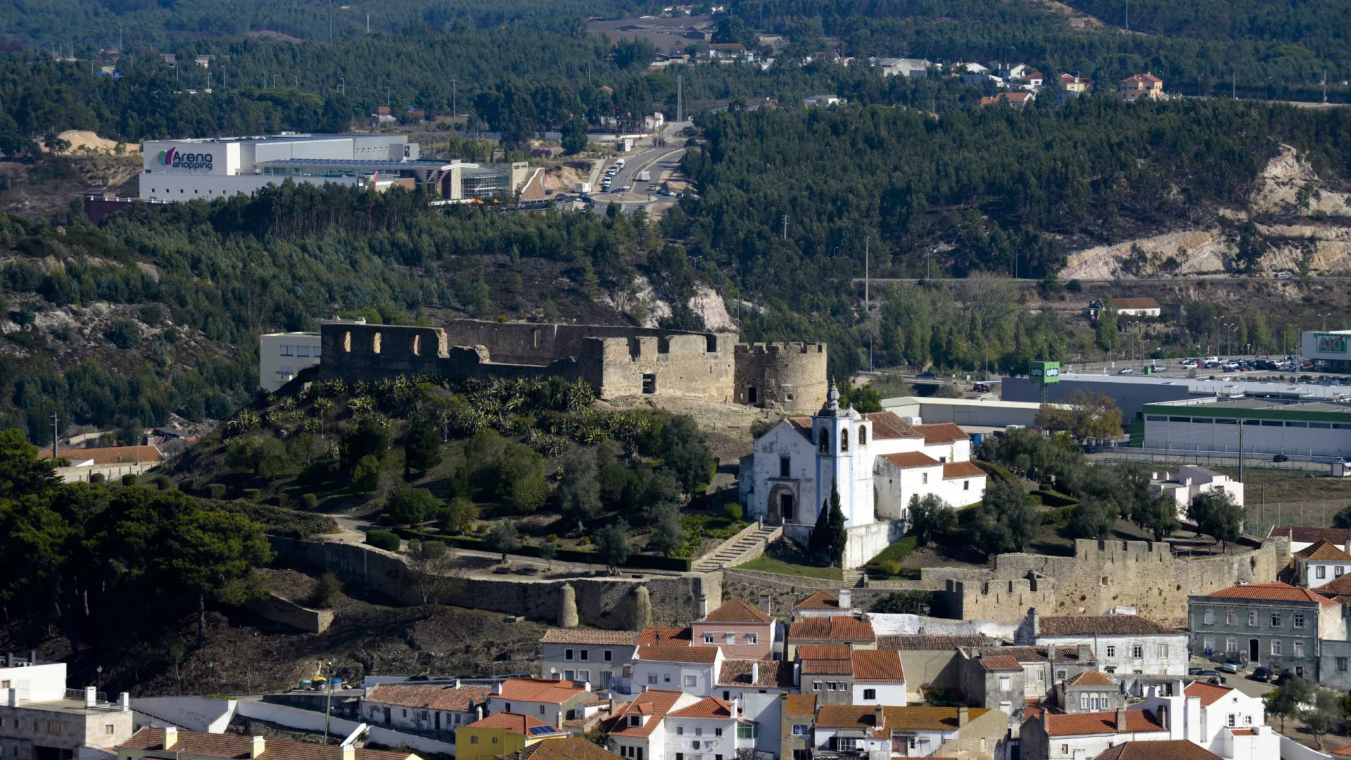 
                    Encosta do Castelo de Torres Vedras em risco de desmoronamento
                