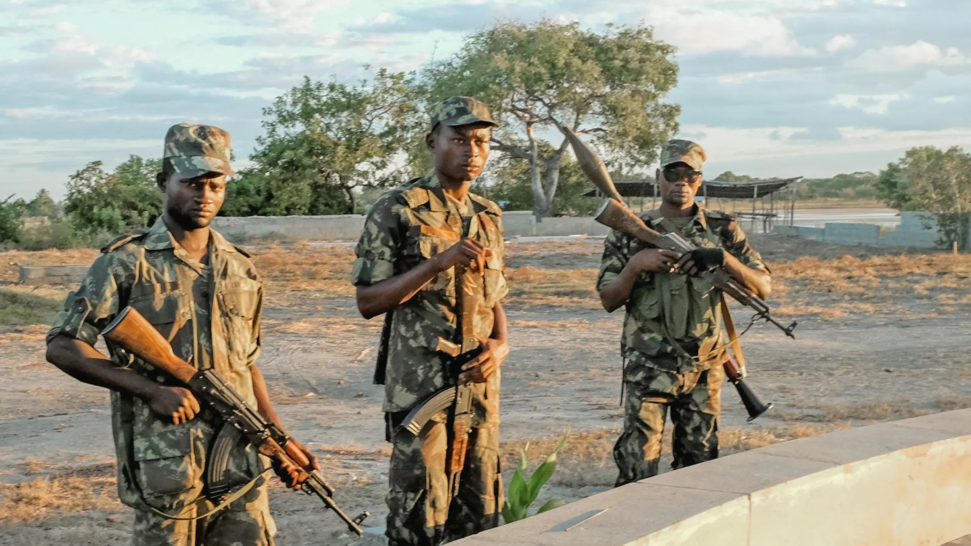 
                    Um polícia e seis guerrilheiros mortos em confronto em Moçambique
                