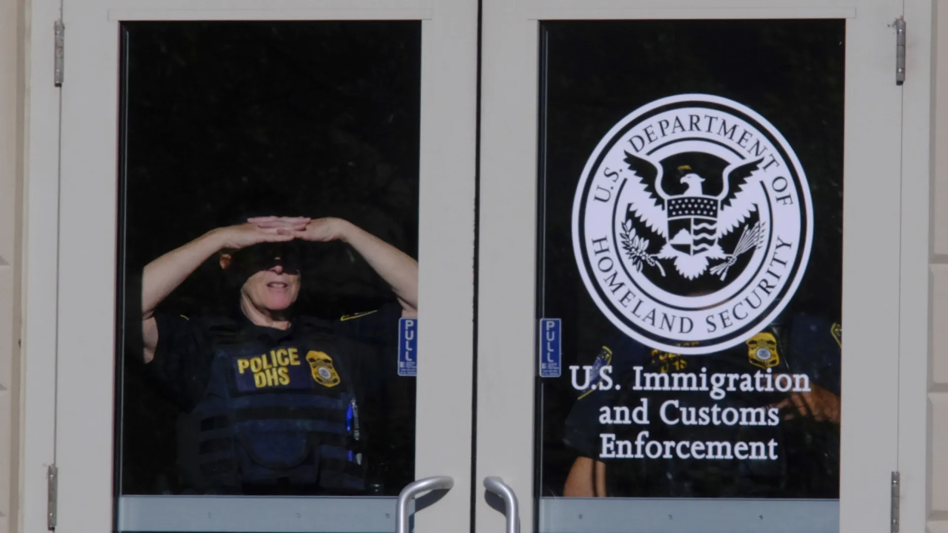 
                    EUA. Portugueses em Newark com receio após operação do ICE em empresa
                