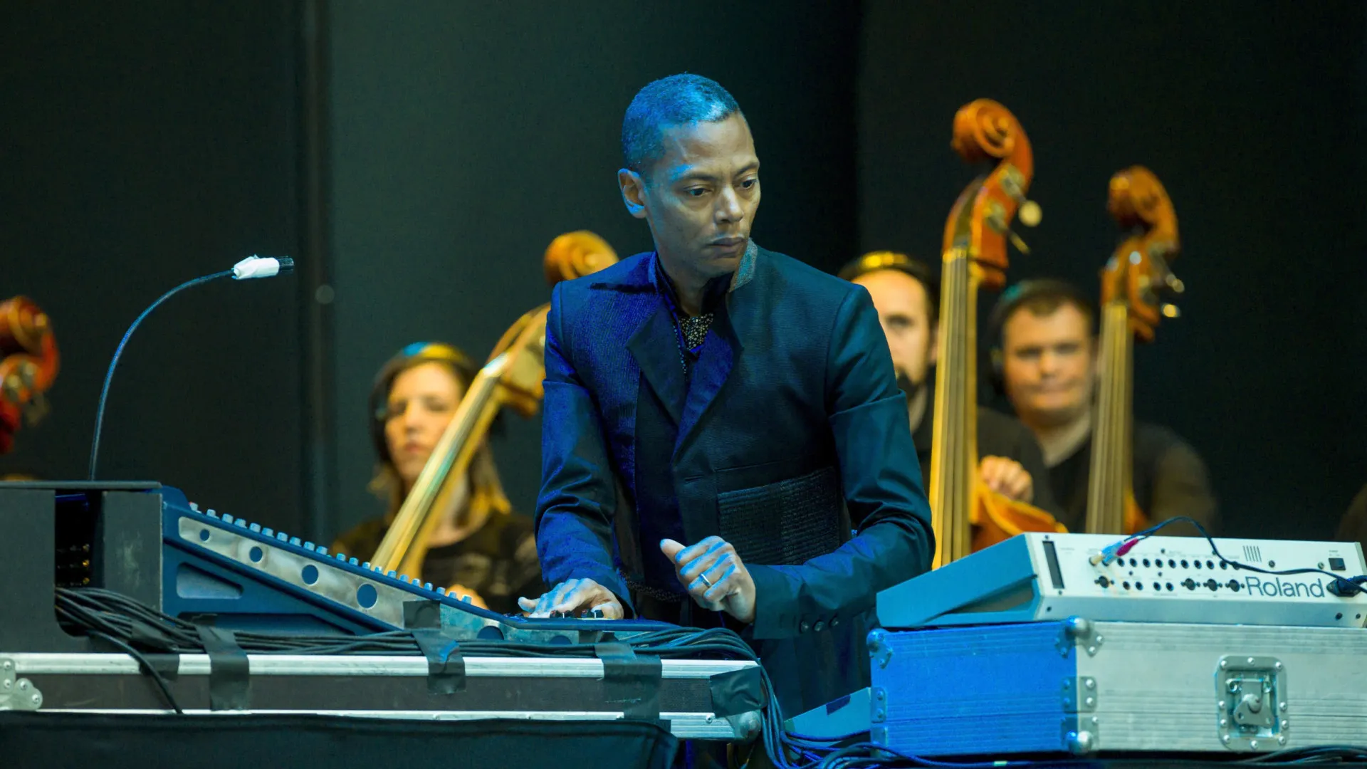 
                    NEOPOP celebra 20 anos com Jeff Mills, Luke Slater e Helena Hauff
                