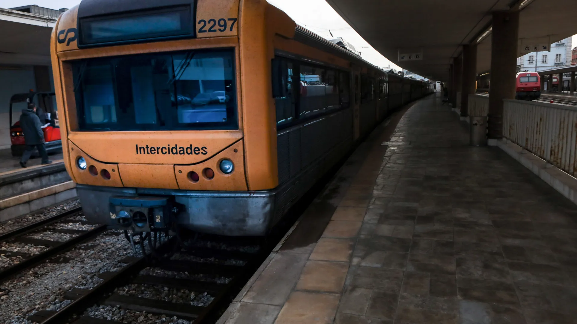 
                    Trabalhadores dos bares dos comboios avançam com greve. Quando?
                