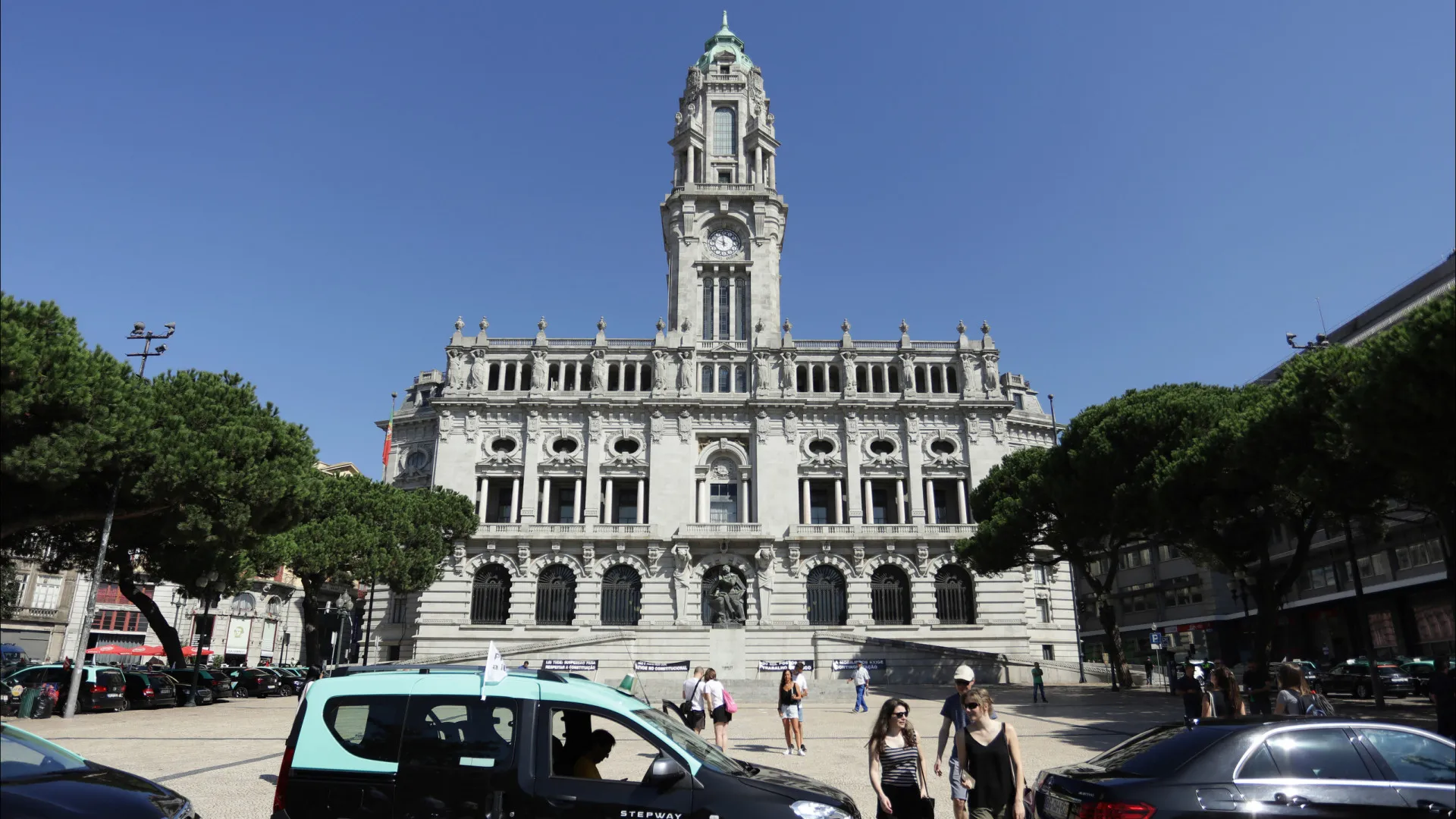 
                    Câmara do Porto aprova orçamento de 491,3 milhões de euros para 2026
                