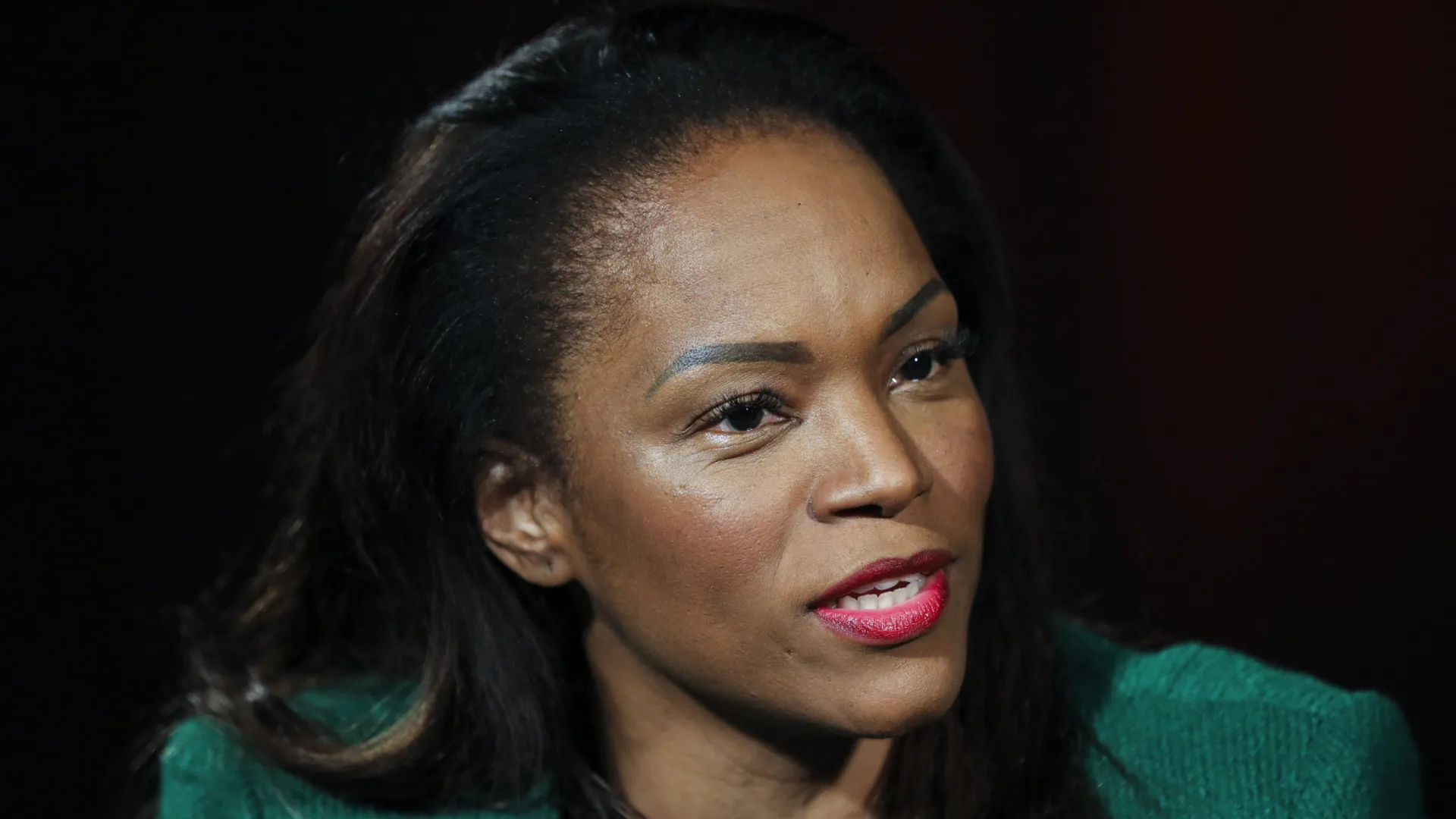 
                    Tchizé dos Santos questiona legitimidade de João Lourenço
                