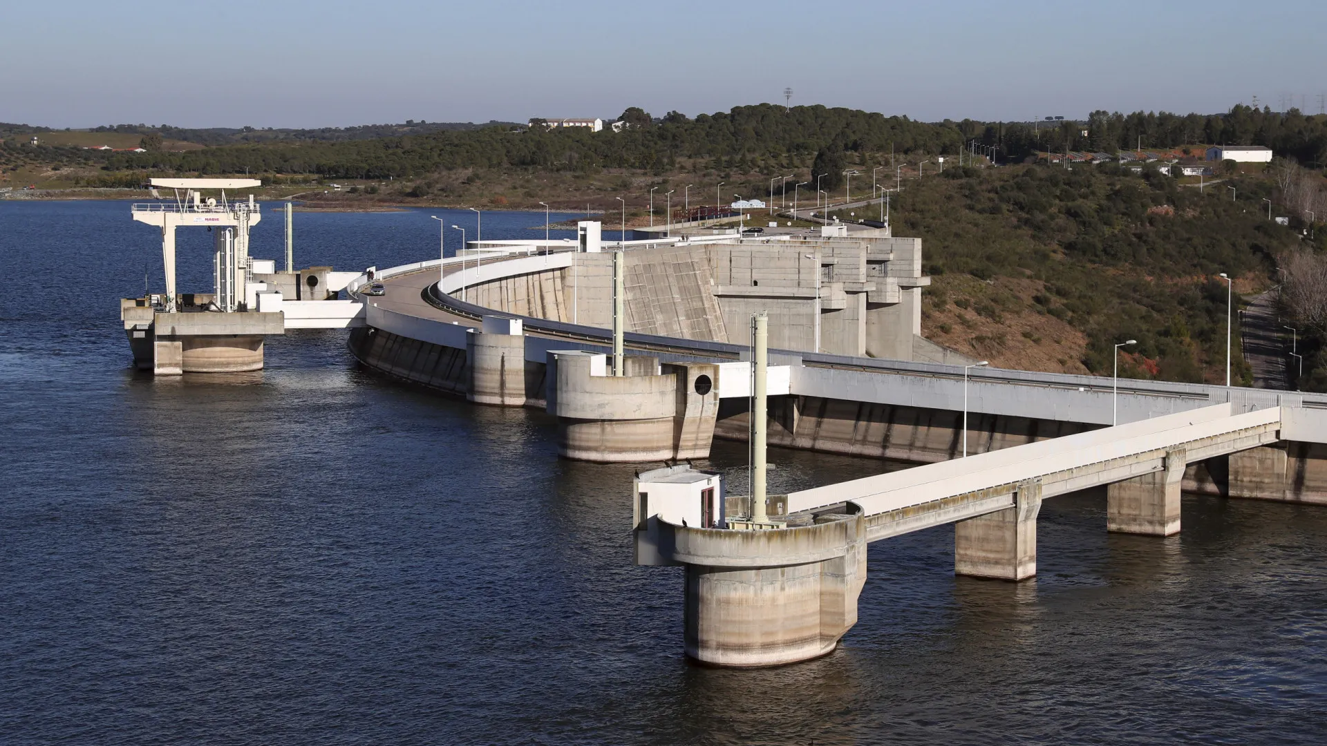 
                    Cinco câmaras contestam nova central fotovoltaica flutuante no Alqueva
                
