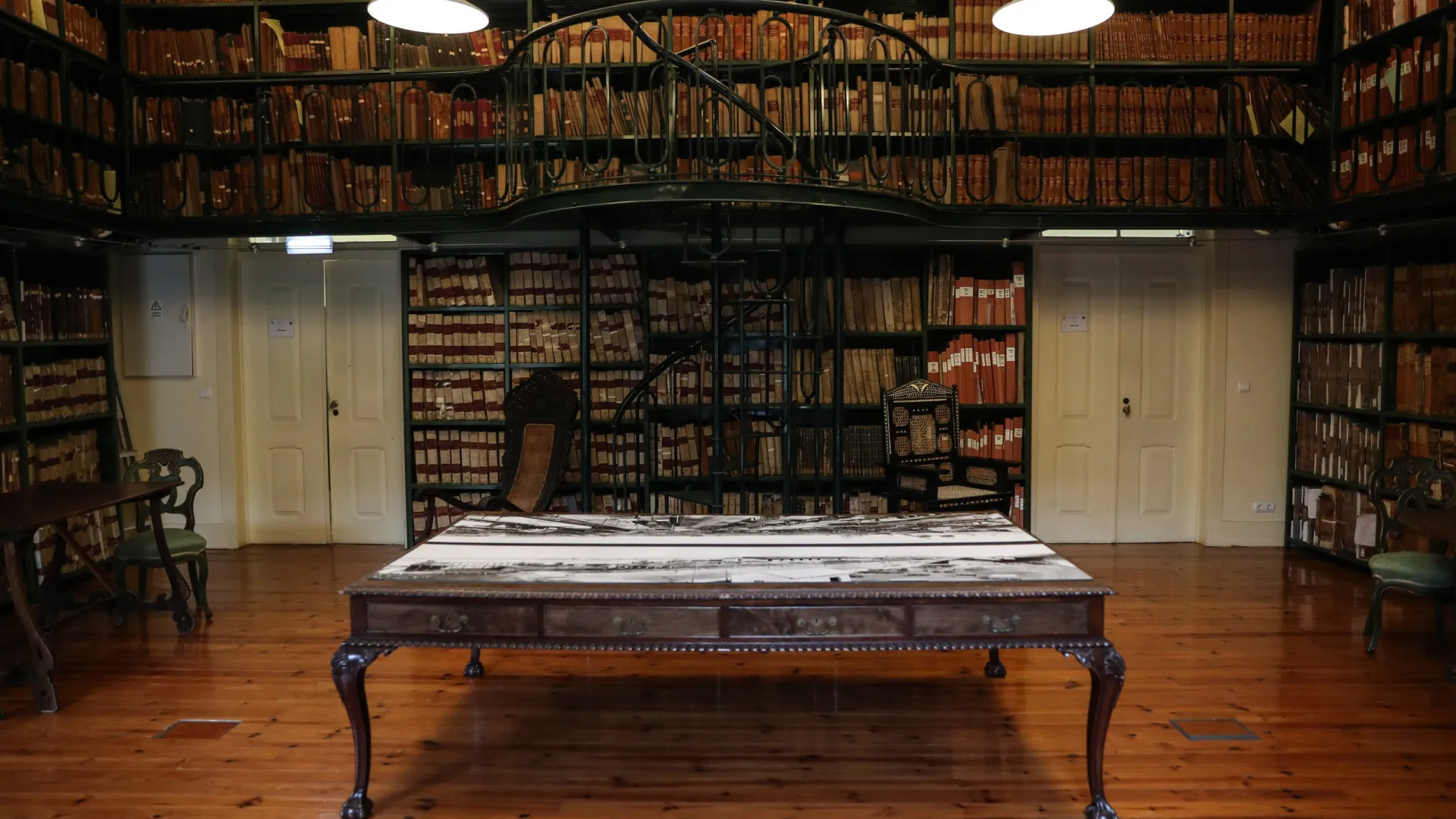 
                    Brasileiros procuram em arquivo português provas de que são donos de terras
                