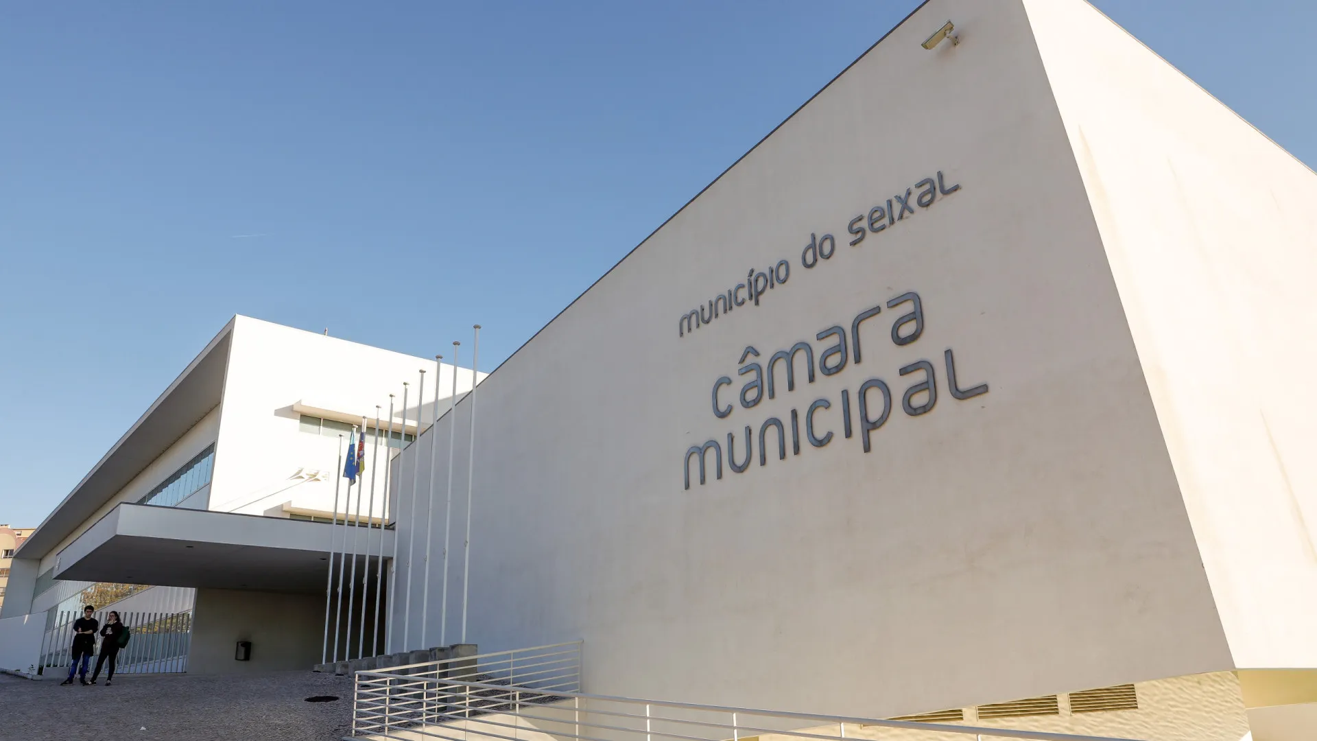 
                    Seixal faz queixa contra E-Redes por 