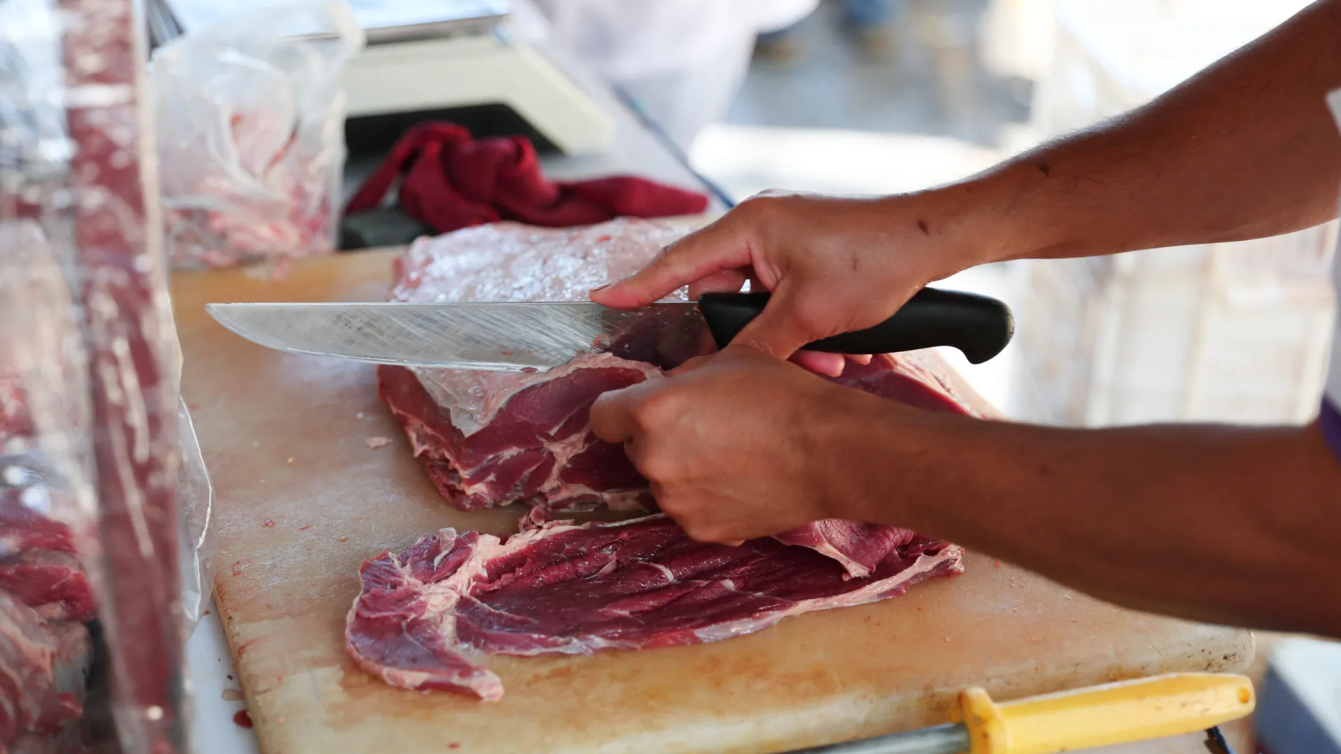 
                    China vai impor quotas e taxas adicionais de 55% à carne de vaca importada
                