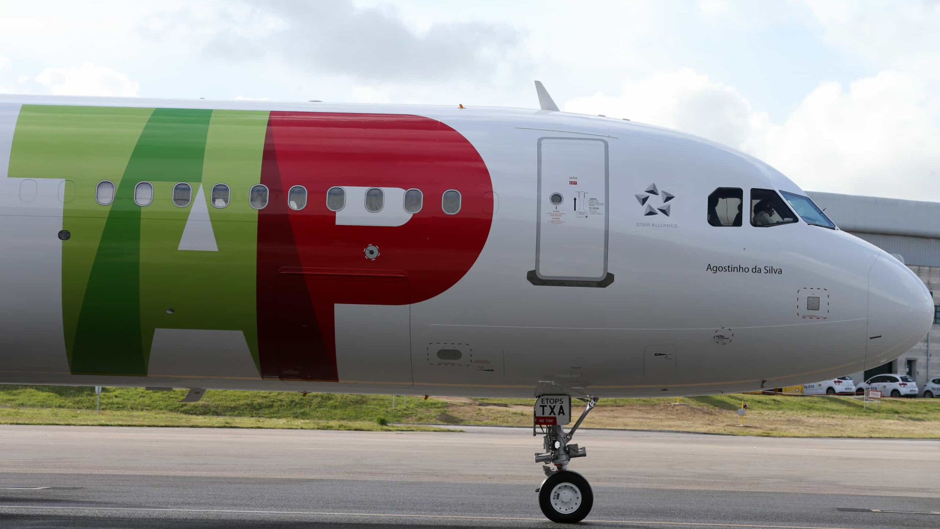 Primeiro-ministro diz que "TAP vai continuar a operar nos Açores"